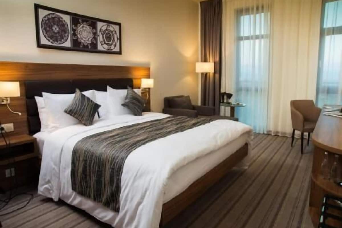 Ropa de cama de alta calidad, colchones con efecto memoria y minibar