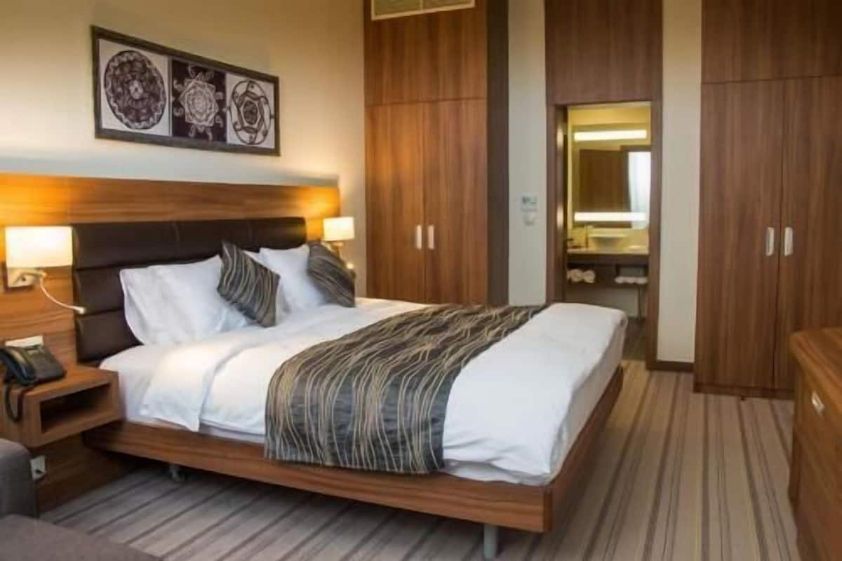 Ropa de cama de alta calidad, colchones con efecto memoria y minibar