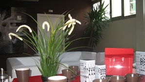 A table with several mugs and a potted plant. - Bilbao Central Hostel (Bilbao)