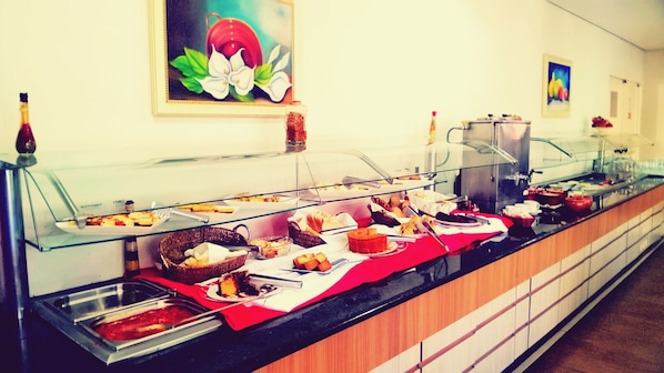 Petit déjeuner buffet (15 BRL par personne)