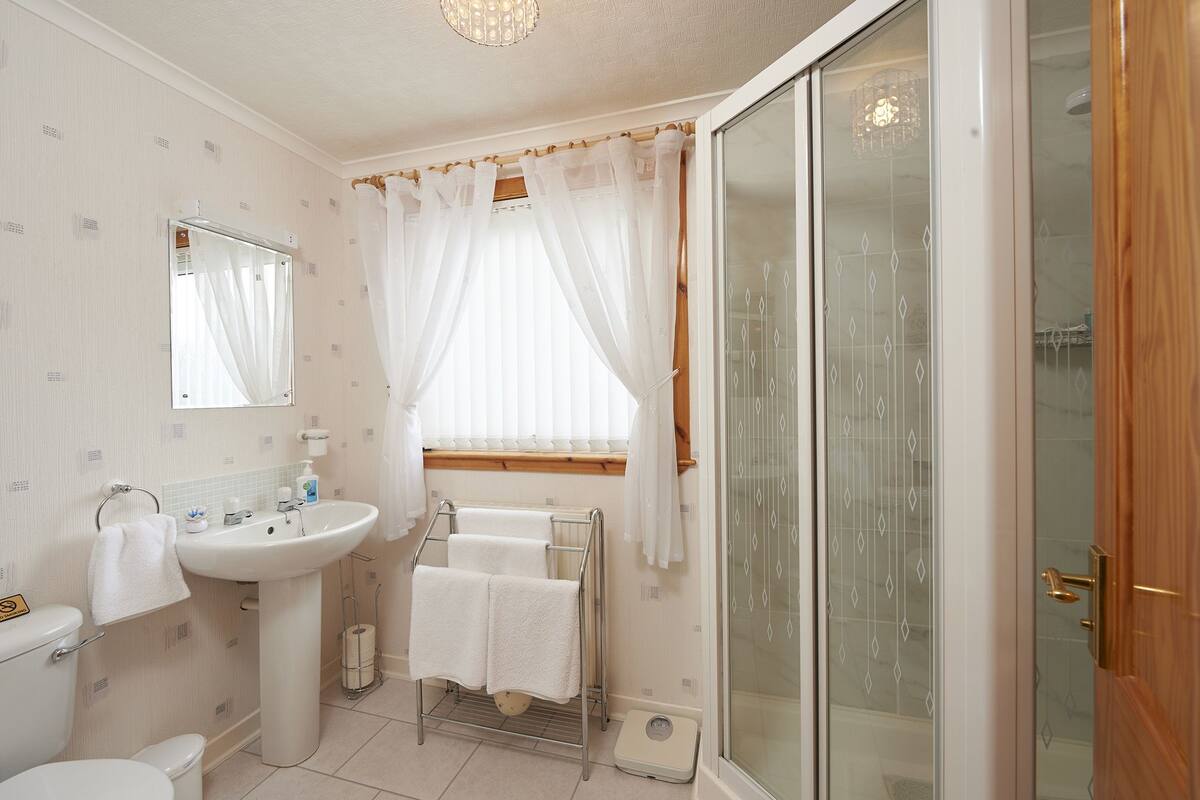 Double Room | Bathroom shower