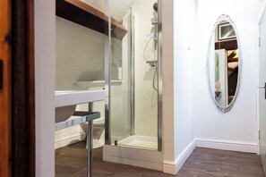 Free WiFi, bed sheets - The First Hurdle Guest House (Chepstow)