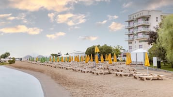 Pantai berhampiran, bola tampar pantai, bar pantai