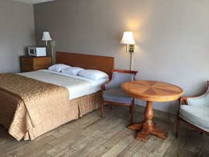 Rom – standard, 1 kingsize-seng | Skrivebord, wi-fi (inkludert) og sengetøy