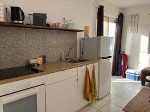 A modern kitchen with a built-in oven, a refrigerator, and a sink. - BnBBonaire (Kralendijk)