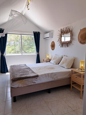 Deluxe Studio Suite, 1 Queen Bed, Ocean View (2nd Floor - Steep Stairs) | Individually decorated, individually furnished, blackout curtains - BnBBonaire (Kralendijk)