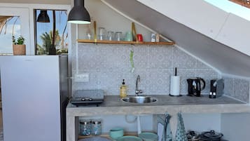 Deluxe-lejlighed - havudsigt (2nd Floor - Steep Stairs) | Privat køkken | Espressomaskine, kaffe-/temaskine, elkedel, spisebord