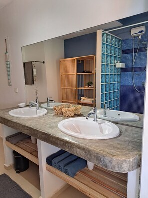 Apartamento superior | Baño | Ducha, secador de pelo y toallas