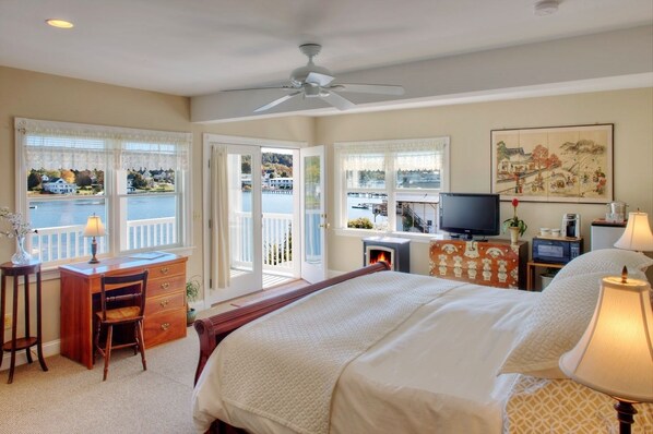 Deluxe Room, 1 King Bed, Harbour View