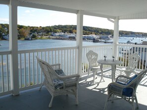 Deluxe Room, 1 King Bed, Harbor View | Balcony - Blue Heron Seaside Inn (Boothbay Harbor)