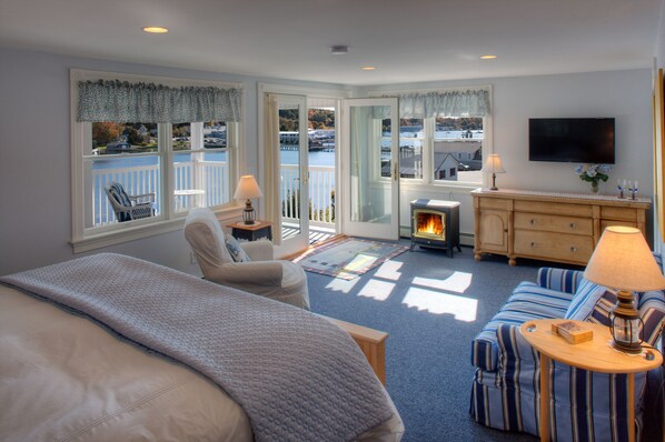 Deluxe Room, 1 King Bed, Harbor View | 1 bedroom, premium bedding, individually decorated - Blue Heron Seaside Inn (Boothbay Harbor)