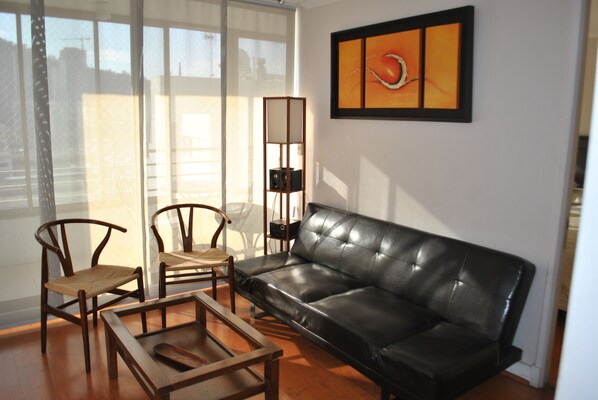 Appartement, 2 chambres | Salle de séjour | Télévision à écran plat de 32 pouces avec chaînes par câble, télévision