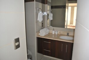 Appartement, 2 chambres | Salle de bain | Ensemble douche/baignoire, sèche-cheveux