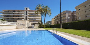 Utendørsbasseng og solsenger