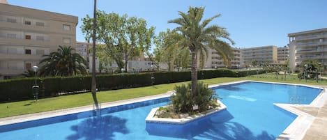 Alberca al aire libre, acceso de 10:00 a 20:00, y camastros