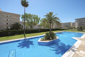 Piscina externa, funciona das 10h às 20h, espreguiçadeiras