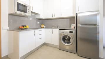 Full-sized fridge, microwave, stovetop, electric kettle