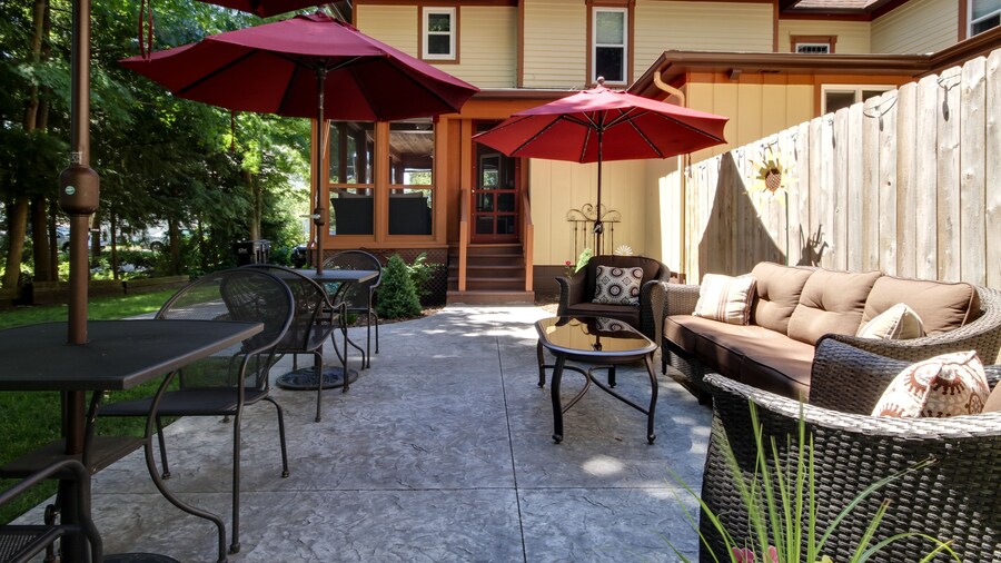 Twin Oaks Inn