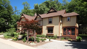 A two-story building with a sign reading "Twin Oaks Inn." - Twin Oaks Inn (Saugatuck)