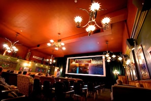 5 bars/lounges