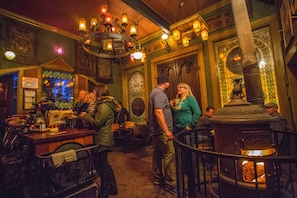 5 bars/lounges