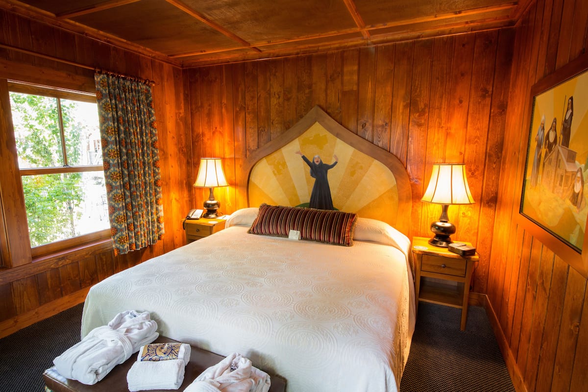 King | WiFi (free), bed sheets
