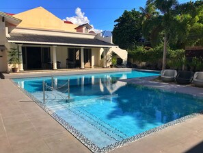 Udendørs pool, parasoller, liggestole