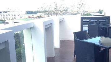 Breakfast, lunch, dinner served; Filipino cuisine, alfresco dining