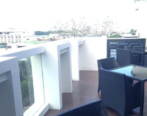 Der serveres morgenmad og filippinske retter med udendørs servering