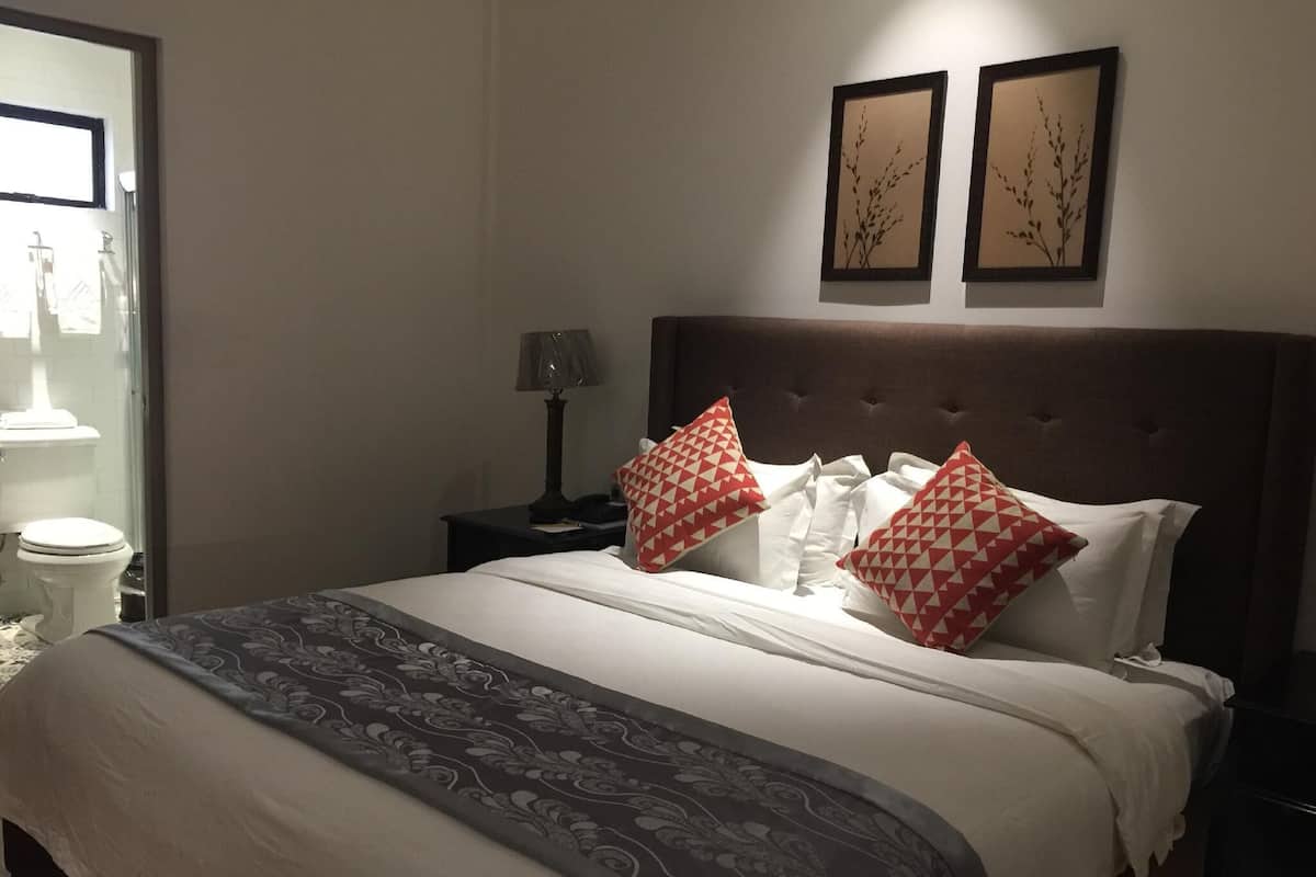 Grand Deluxe Pool | 1 bedroom, hypo-allergenic bedding, in-room safe, desk