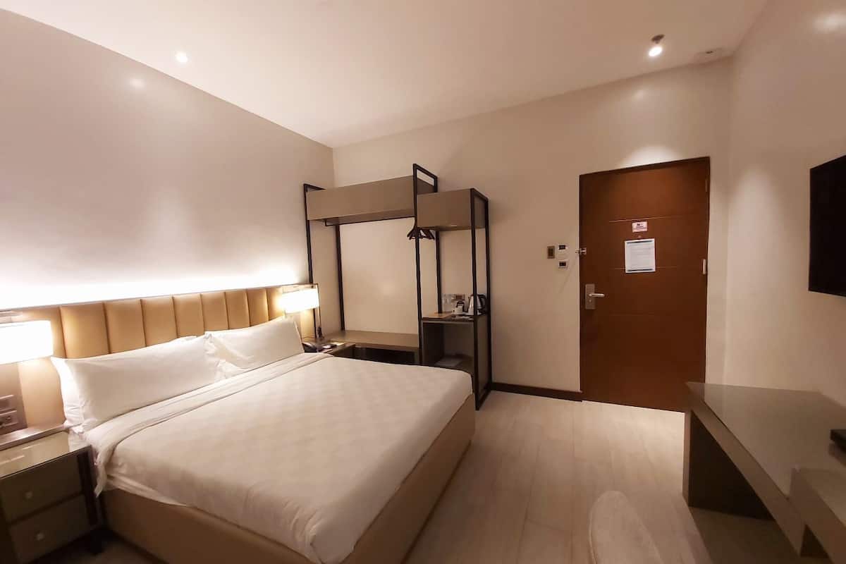Deluxe Queen Room | 1 bedroom, hypo-allergenic bedding, in-room safe, desk
