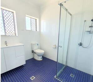Deluxe-Doppelzimmer, Mehrere Betten | Badezimmer | Dusche, kostenlose Toilettenartikel, Handtücher