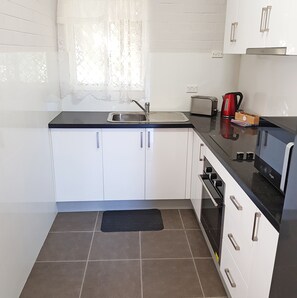 Estudio familiar, 1 habitación | Cocina privada | Frigorífico grande, microondas, placa de cocina y cafetera o tetera