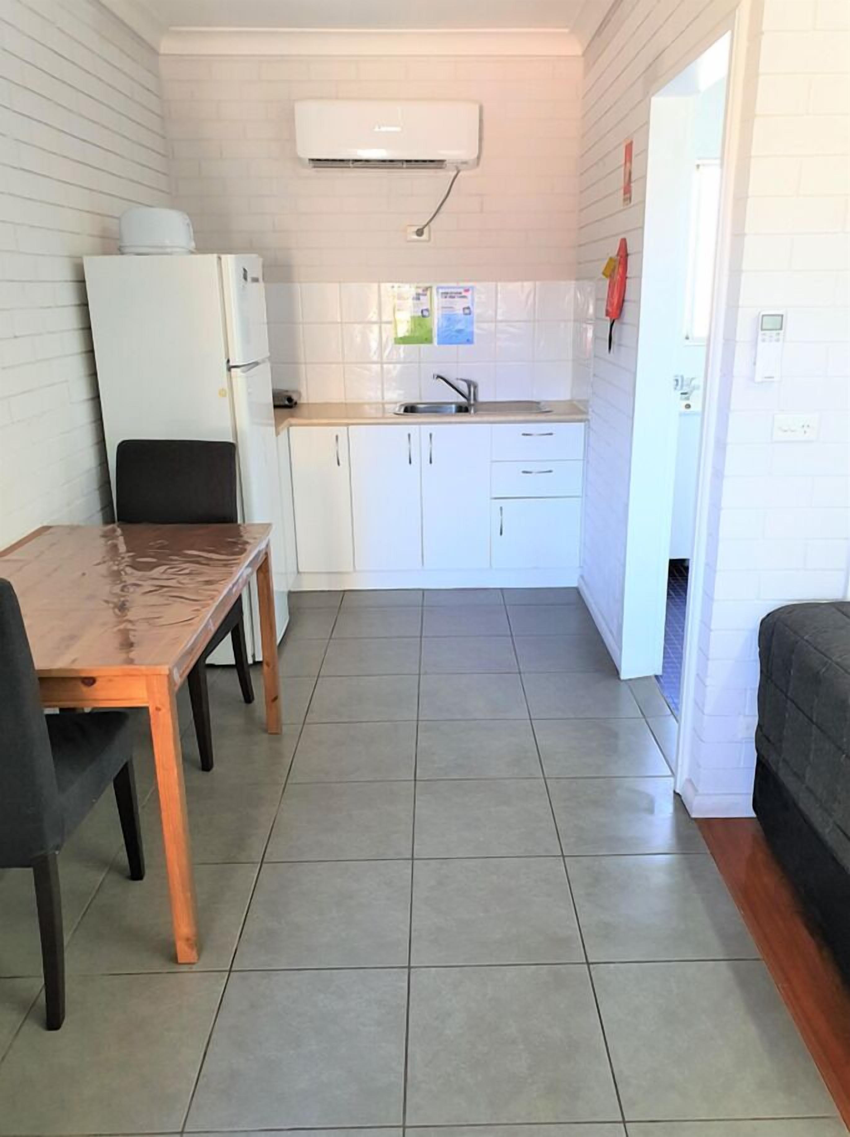 Chambre Double Deluxe, plusieurs lits | Coin cuisine privé | Grand réfrigérateur, micro-ondes, plaque de cuisson