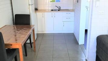 Chambre Double Deluxe, plusieurs lits | Coin cuisine privé | Grand réfrigérateur, micro-ondes, plaque de cuisson