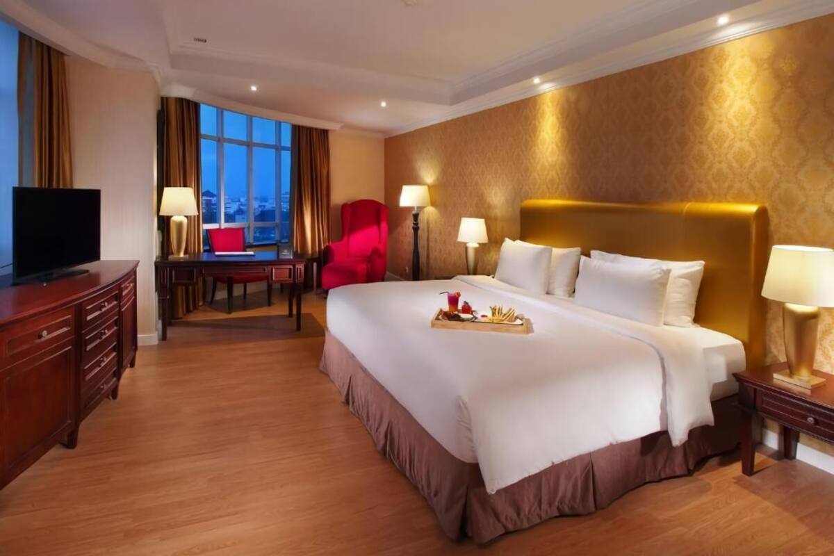 Minibar, in-room safe, desk, WiFi (free)