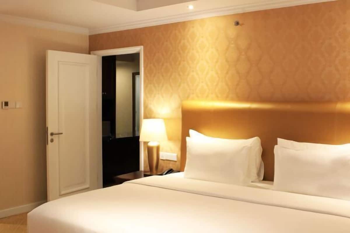 Minibar, in-room safe, desk, free WiFi