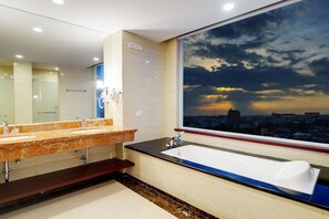 Junior Suite, 1 Bedroom, Corner | Bathroom