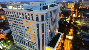 Un hotel de gran altura con un estilo arquitectónico clásico, que cuenta con varios pisos y una imponente torre central.