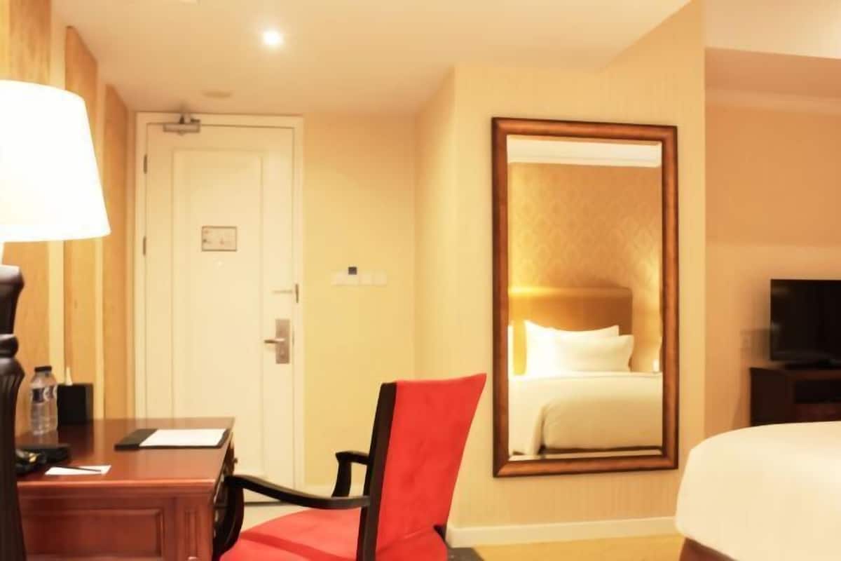 Minibar, in-room safe, desk, free WiFi