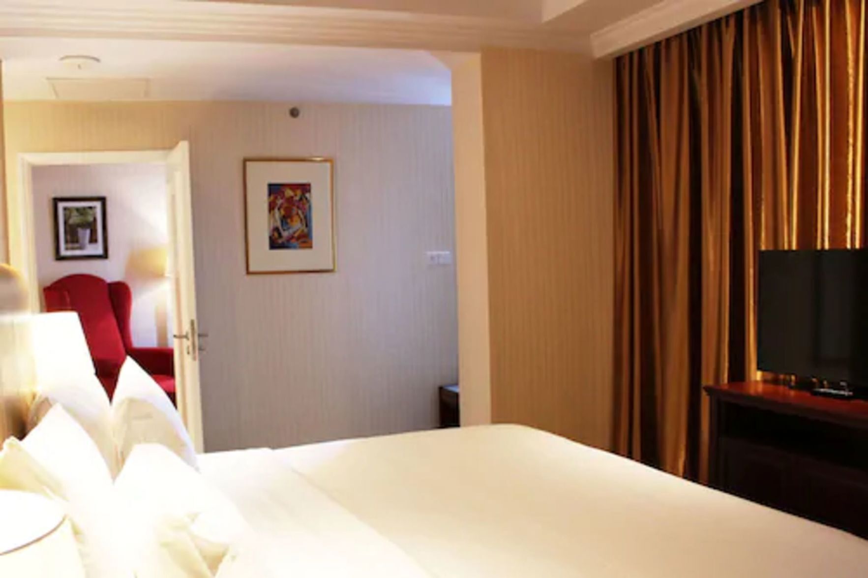 Minibar, in-room safe, desk, free WiFi