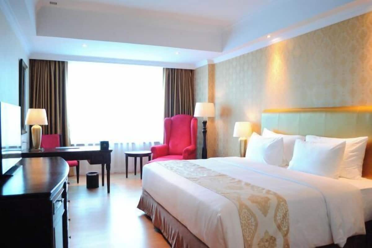 Minibar, in-room safe, desk, WiFi (free)