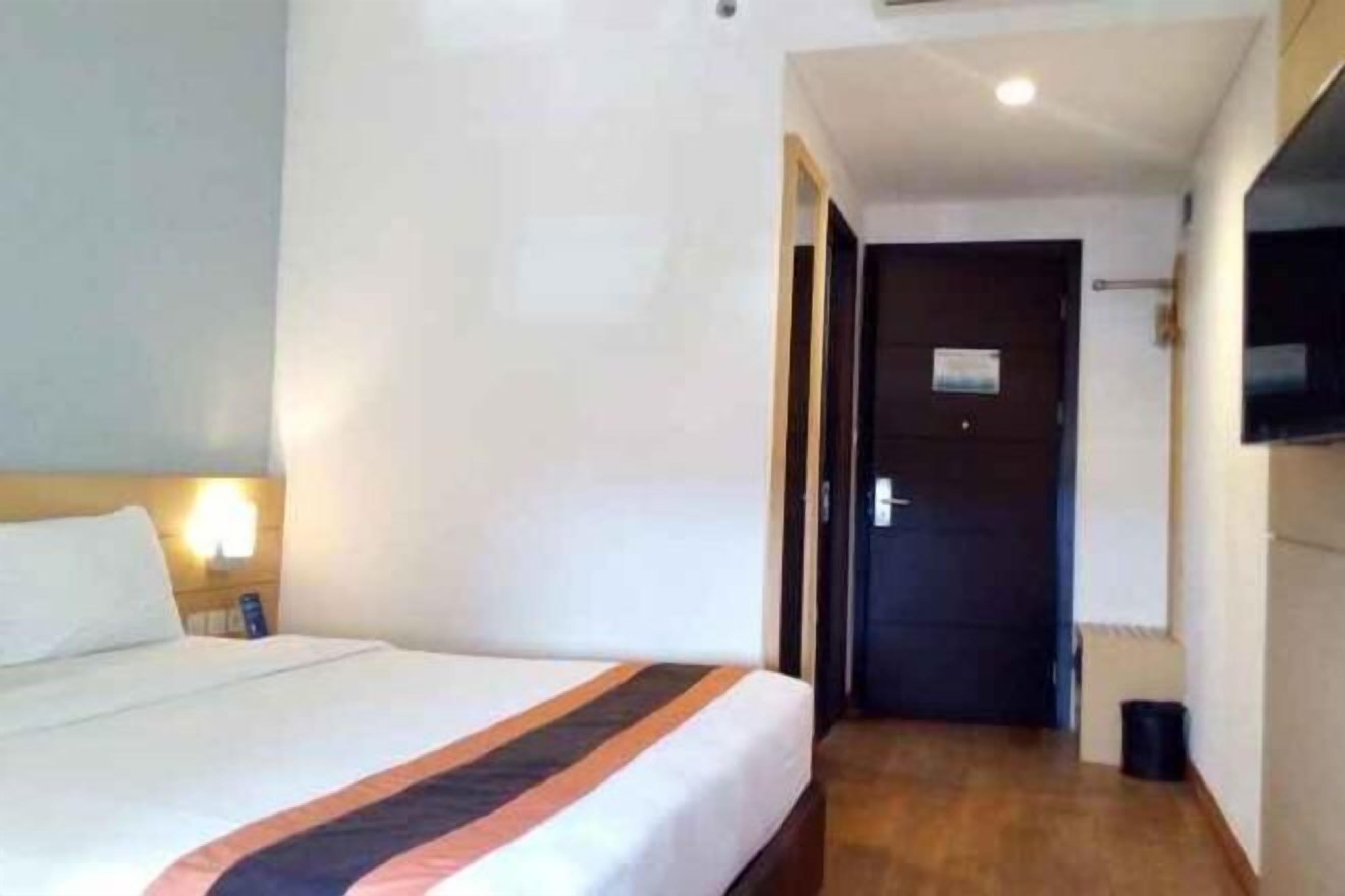 Caixa forta a l'habitació i escriptori 