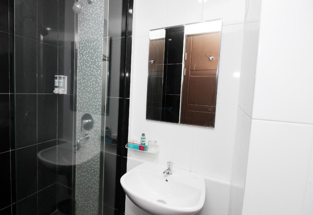 Baño | Ducha, zapatillas y toallas
