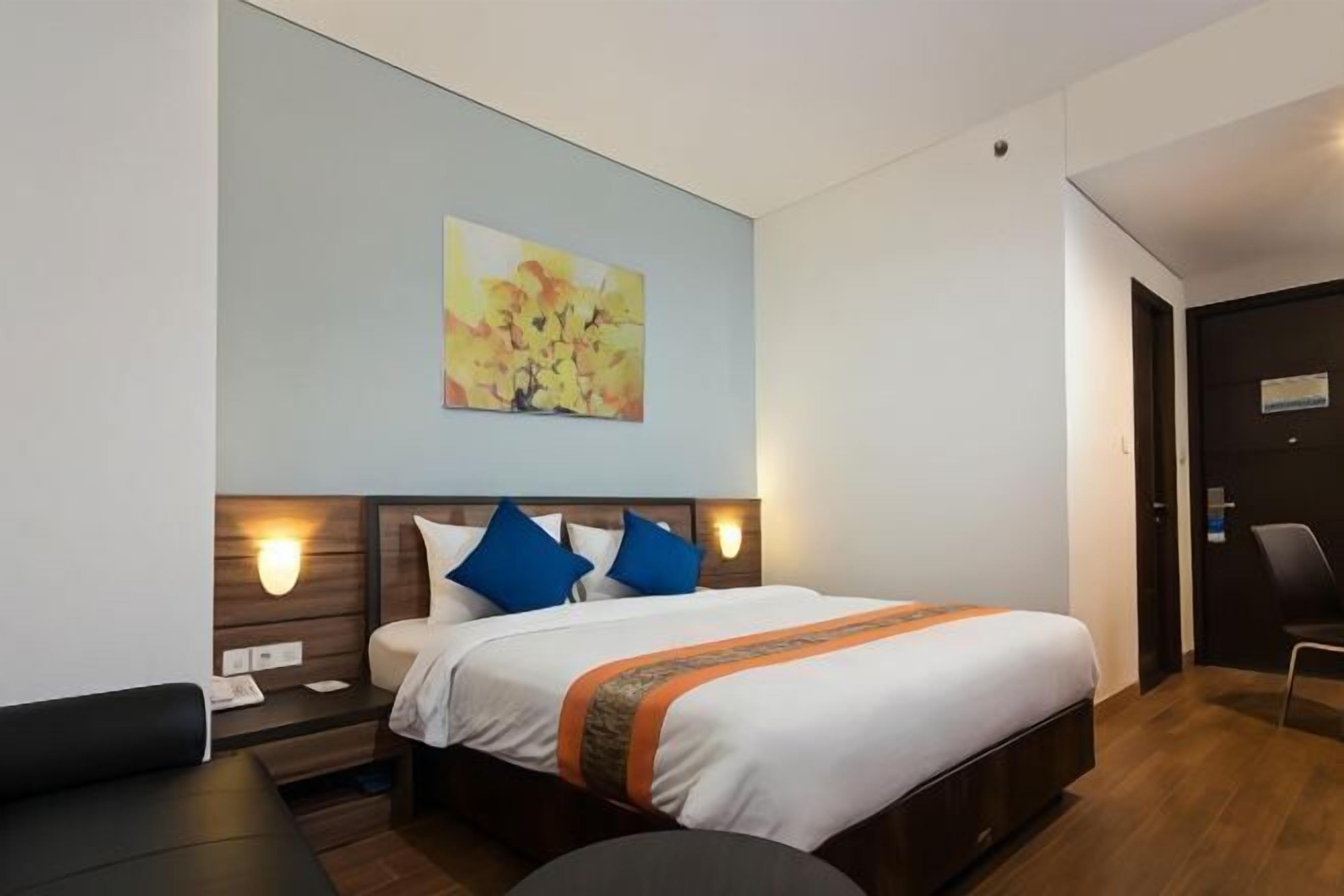 Caixa forta a l'habitació i escriptori 