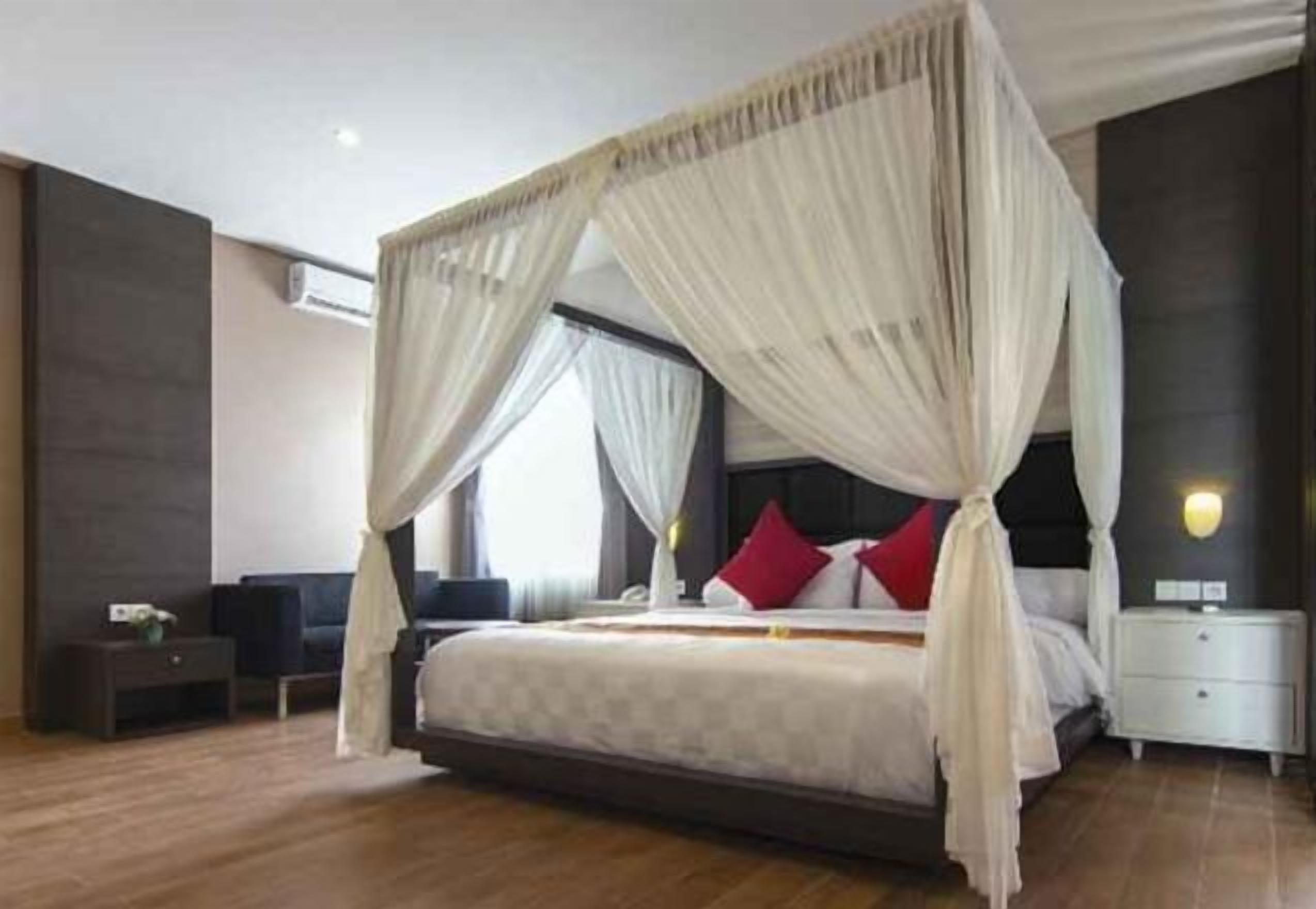 Caixa forta a l'habitació i escriptori 