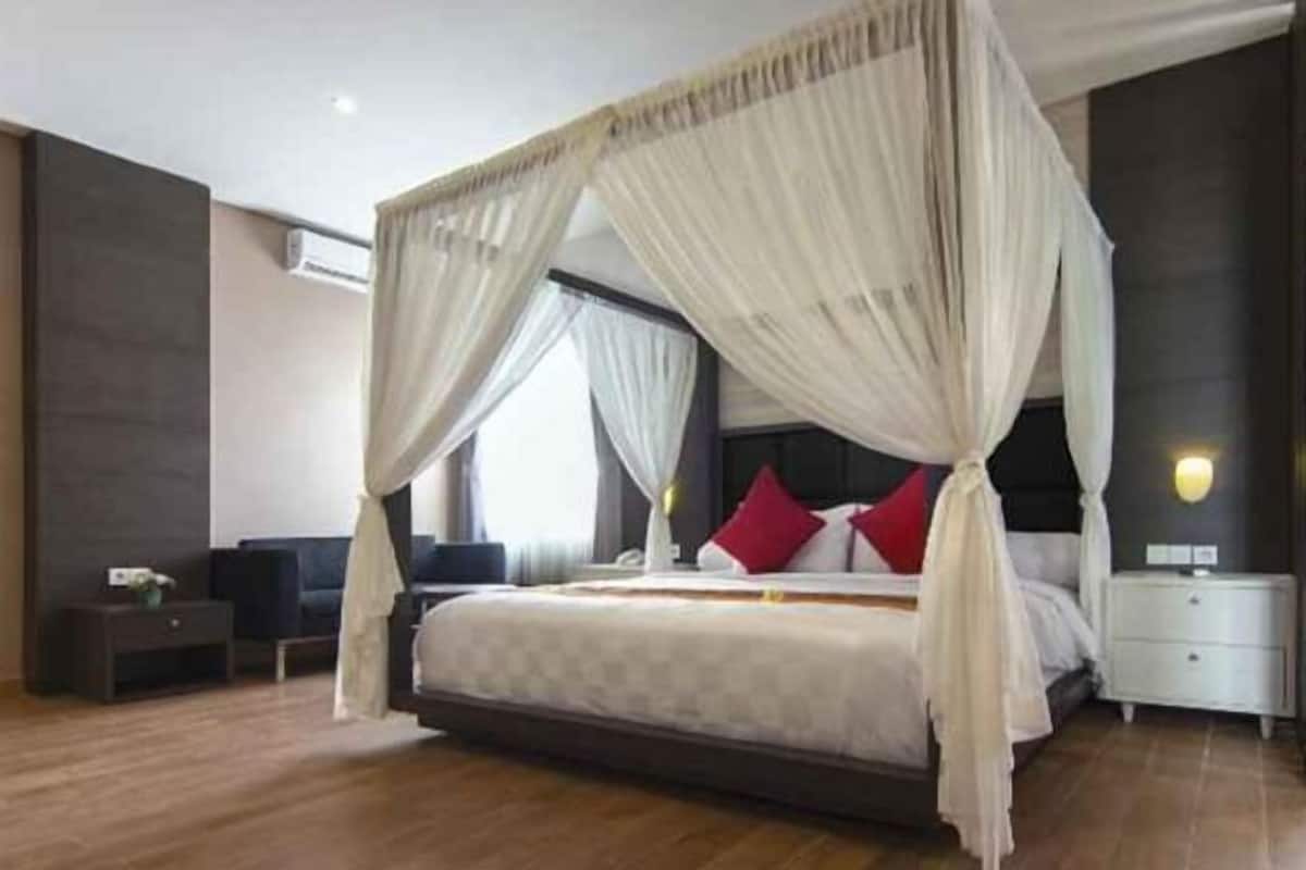 In-room safe, desk, laptop workspace, wheelchair access