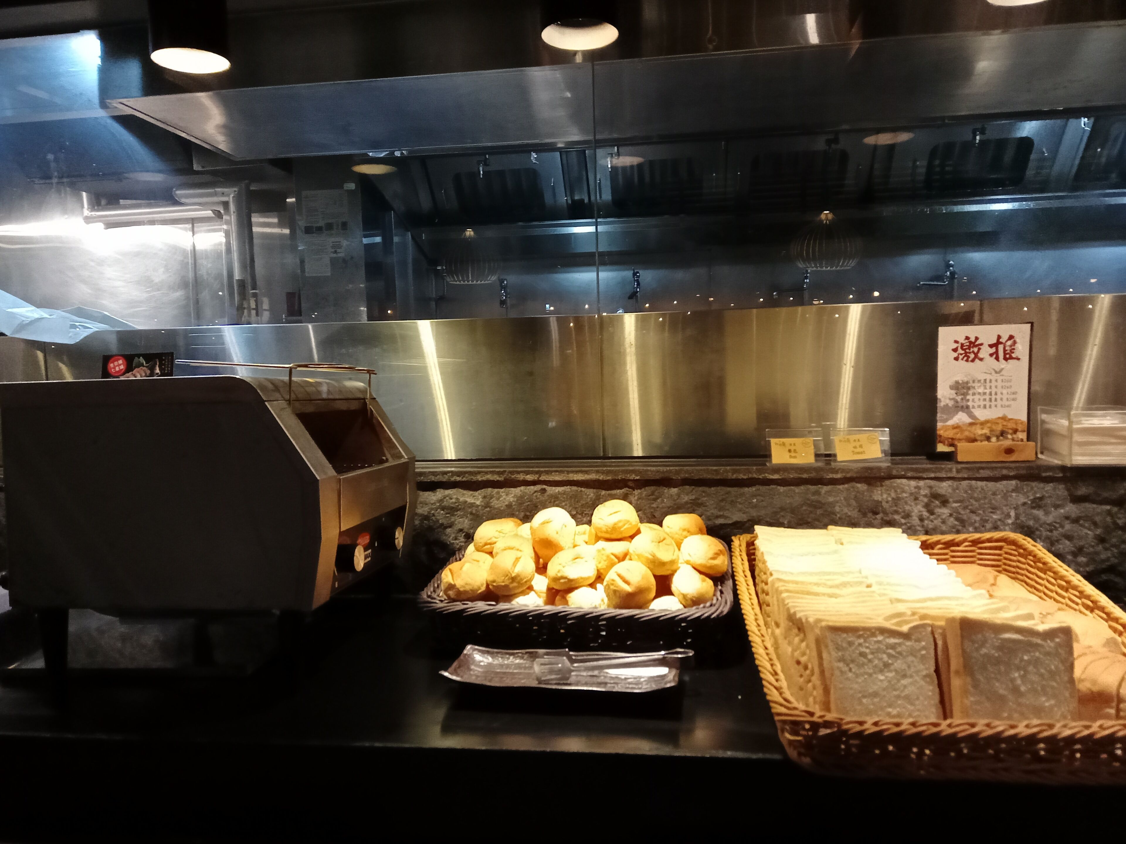 daily self-service breakfast (twd 250 per person)