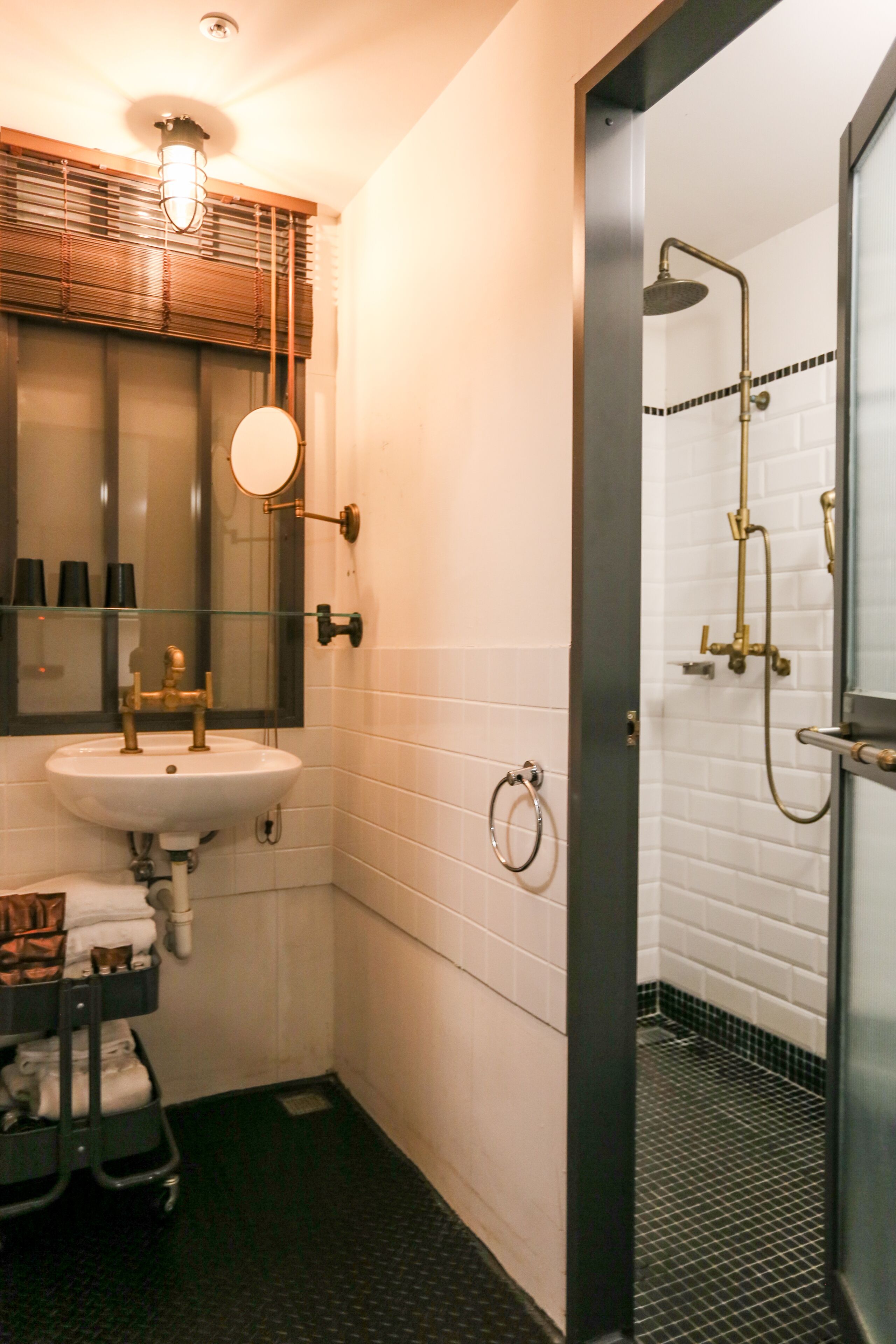 Un baño con lavamanos, espejo y ducha.