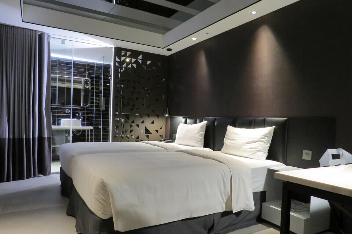 1 bedroom, premium bedding, down comforters, minibar